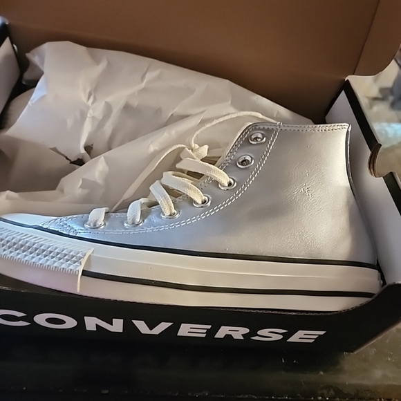 Converse Chuck Taylor leather Metallic Silver, High Tips. Brand New In Box. 6.5 - Picture 4 of 6